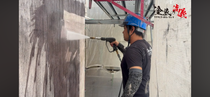 カルクウォールの外壁を洗浄作業中